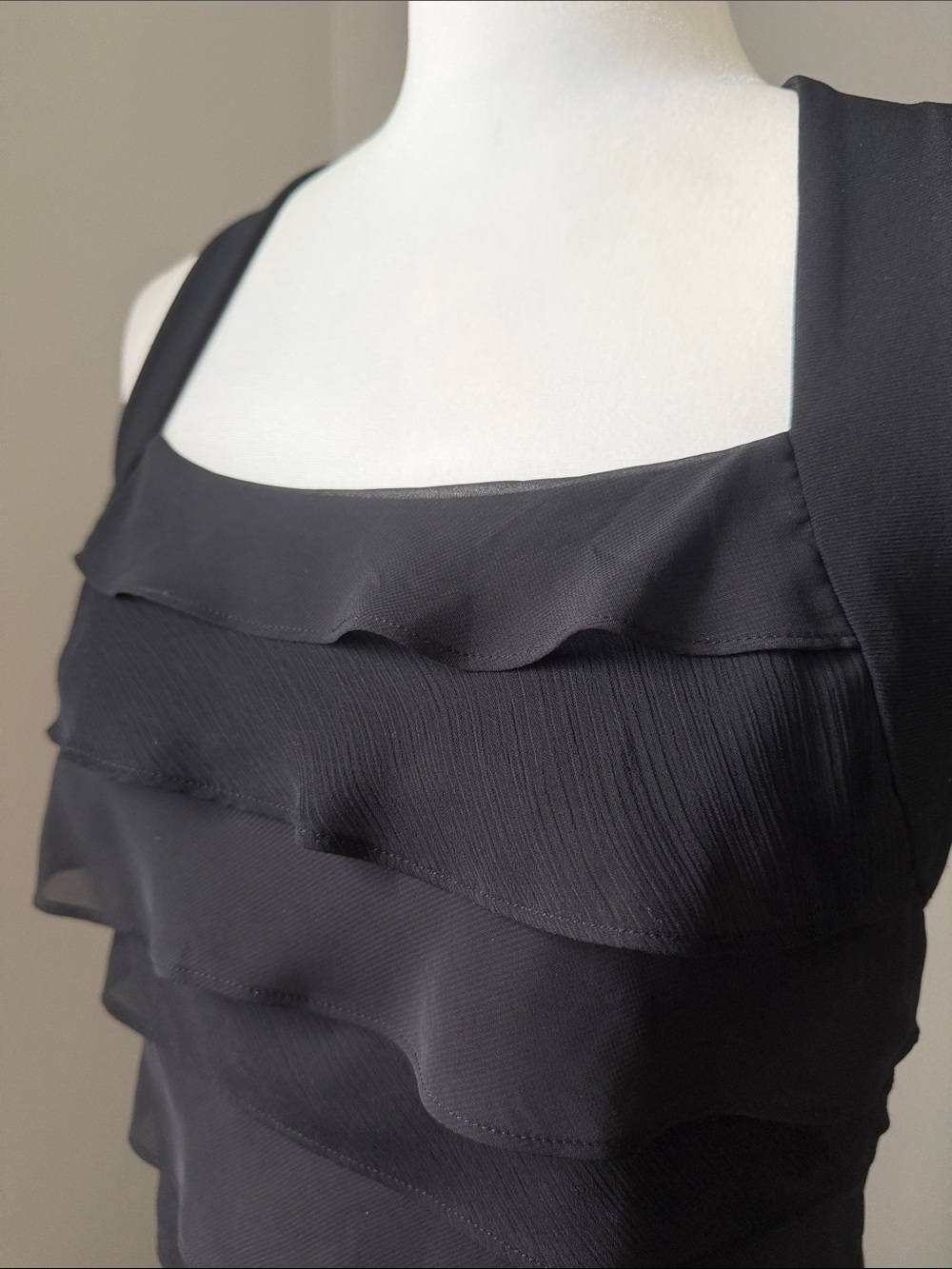 WHITE HOUSE BLACK MARKET Black Tiered Ruffle Sleeveless Top Size Medium - Picture 6 of 13